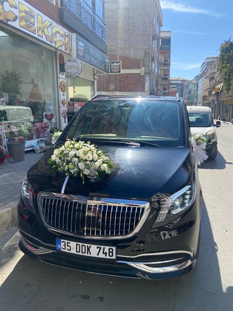 Çiçeklerle süslenmiş düğün aracı